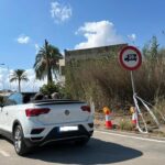 Vehículo circulando por la Avenida Santa Eulària en Ibiza