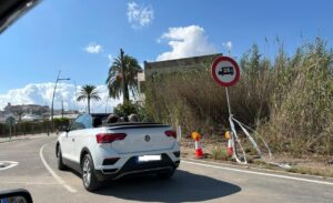 Vehículo circulando por la Avenida Santa Eulària en Ibiza