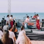 Concierto en Sonorama Goes to Ibiza con banda y público en la playa