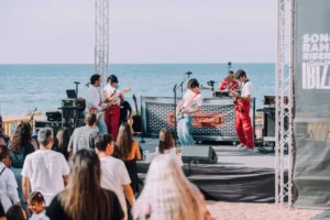 Concierto en Sonorama Goes to Ibiza con banda y p&uacute;blico en la playa