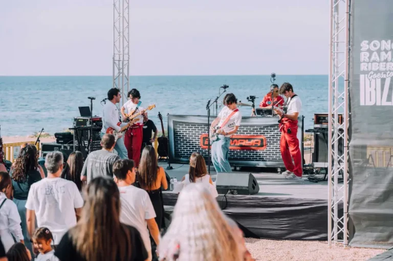 Concierto en Sonorama Goes to Ibiza con banda y público en la playa