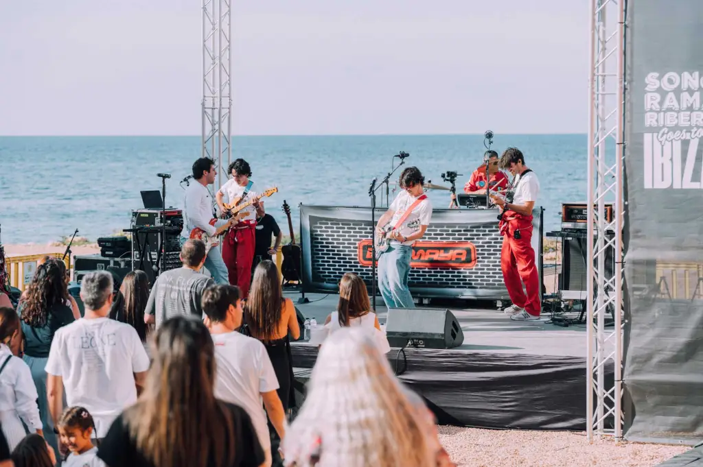 Concierto en Sonorama Goes to Ibiza con banda y público en la playa