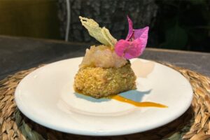 Croqueta de manita de cerdo con t&aacute;rtaro de gambus&iacute; e hinojo marino de Remo Tapas Bar.
