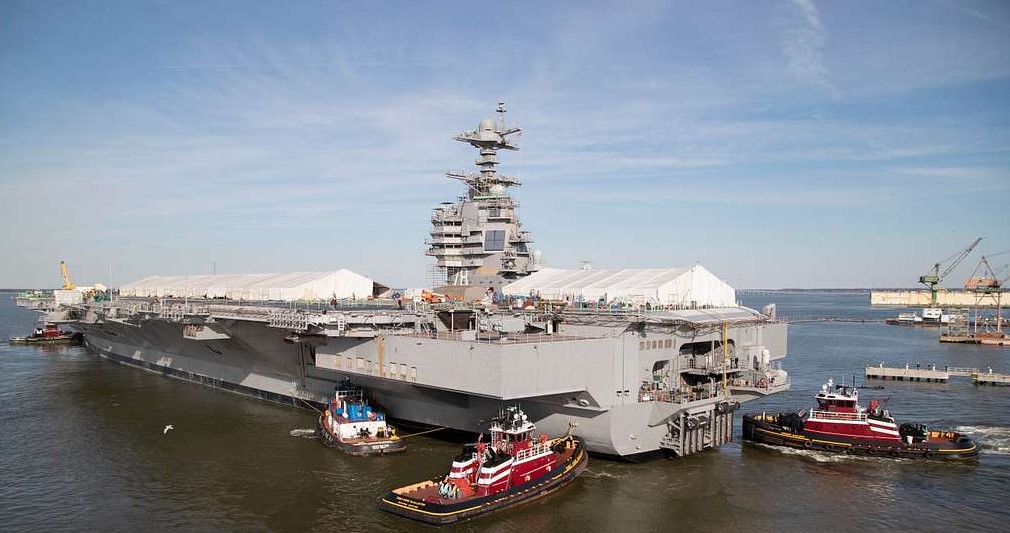 El portaaviones USS Gerald R. Ford en la bahía de Palma con remolcadores.