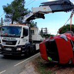 Una grúa remueve un coche volcado tras un accidente en Ibiza.