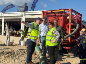 Visita de la vicepresidenta del Govern a Platja d'en Bossa tras el temporal