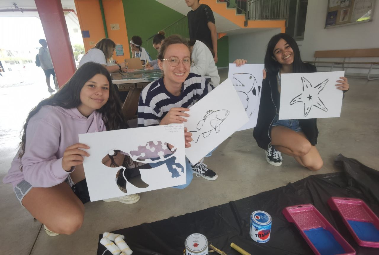 Estudiantes del IES Xarc sosteniendo plantillas de animales marinos