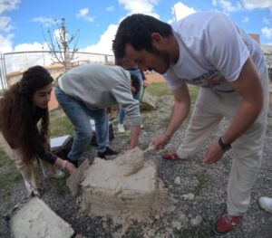 Estudiantes trabajando en proyectos de conservaci&oacute;n ambiental en Santa Eul&agrave;ria.