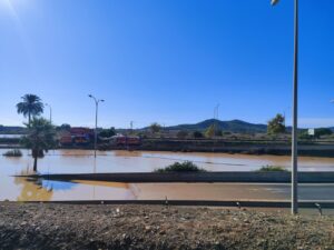 Inundaci&oacute;n en el acceso al aeropuerto de Ibiza con veh&iacute;culos de bomberos