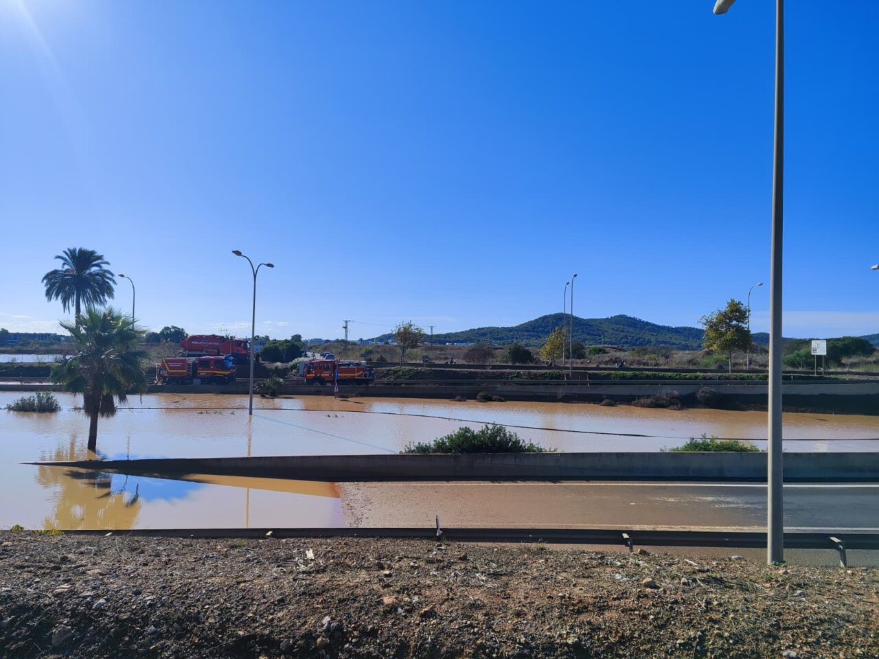 Inundación en el acceso al aeropuerto de Ibiza con vehículos de bomberos