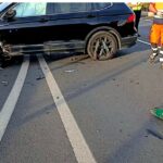 Accidente de tráfico en la carretera del aeropuerto de Ibiza con vehículos dañados.