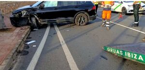 Accidente de tr&aacute;fico en la carretera del aeropuerto de Ibiza con veh&iacute;culos da&ntilde;ados.