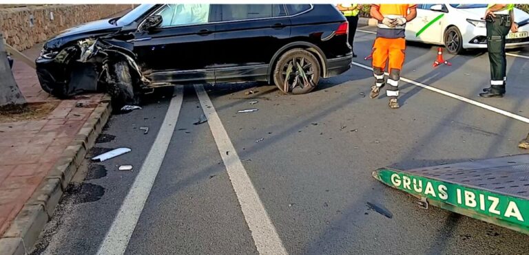 Accidente de tráfico en la carretera del aeropuerto de Ibiza con vehículos dañados.