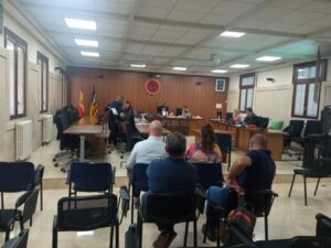 Vista de la sala del juicio con acusados y jueces presentes.