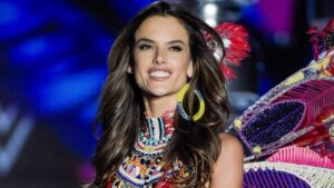 Alessandra Ambrosio sonriendo en el desfile de Victoria's Secret