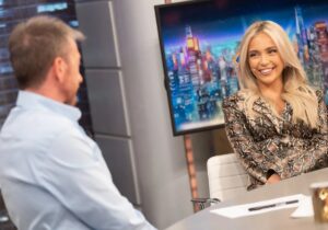 Ana Mena sonriendo durante su entrevista en El Hormiguero