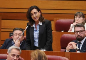Ángel Víctor Torres discutiendo sobre la autonomía de la Región Leonesa en una reunión