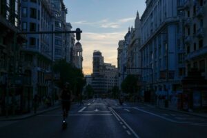 Calle vacía en Madrid durante un apagón eléctrico masivo