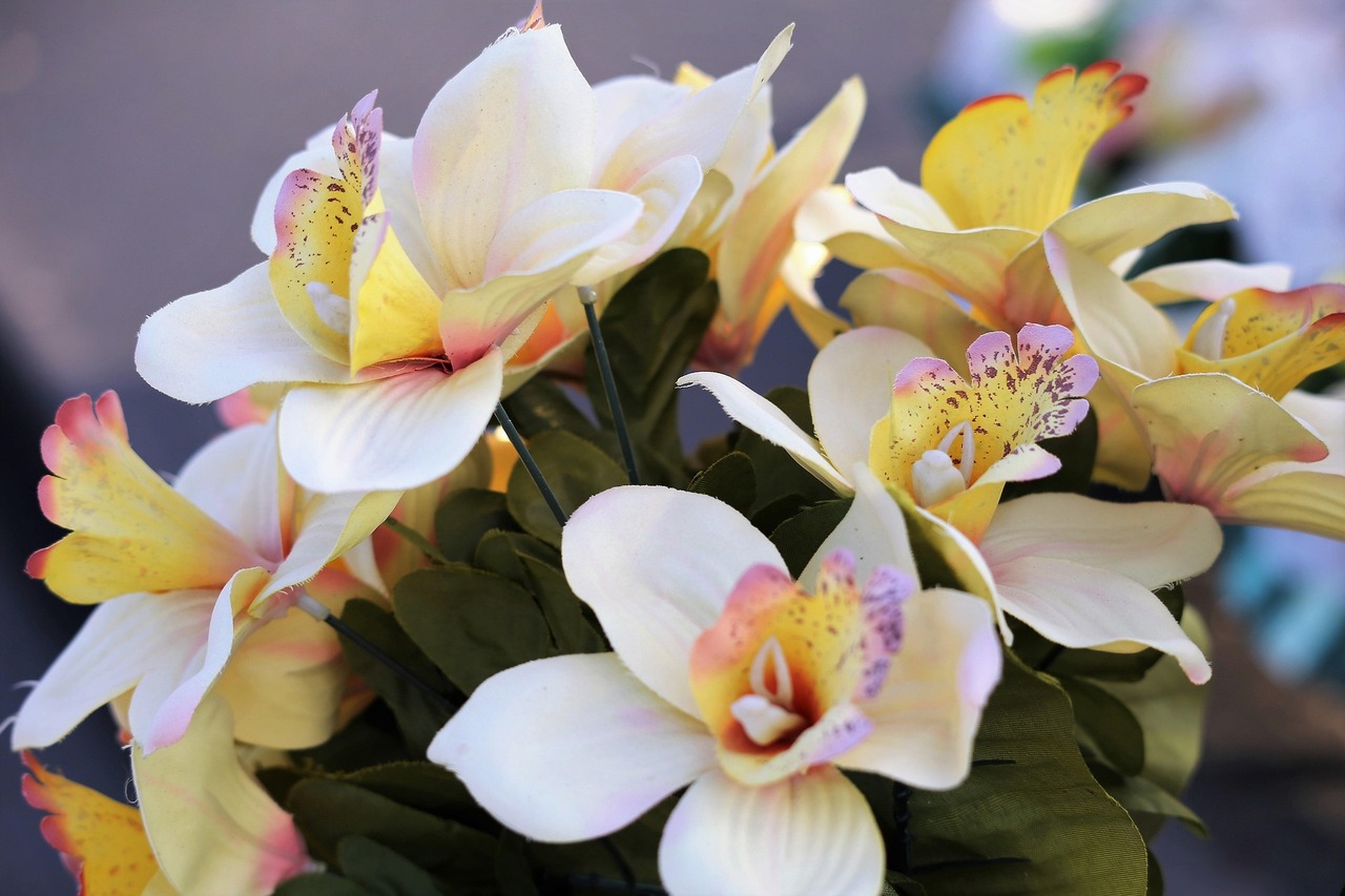Ramo de flores artificiales en tonos amarillos y blancos.