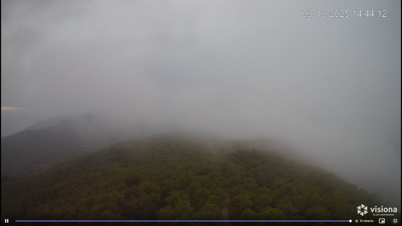 Vista de la DANA Alice en Ibiza con lluvia y nubes grises.