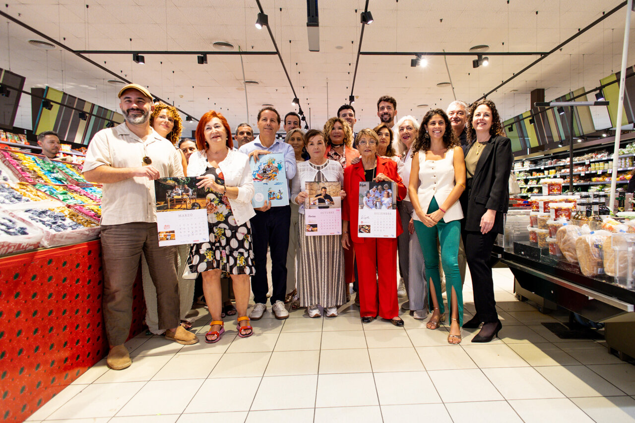 Presentación del calendario solidario de la Asociación Elena Torres en Eroski