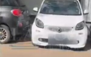 Un Smart Fortwo aparcado en un espacio muy reducido frente a un hotel en Ibiza.