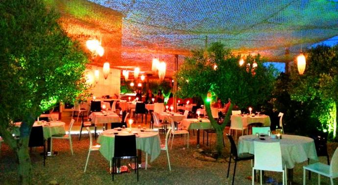 Vista del interior del Bar Ses Roques en Formentera con mesas y decoración