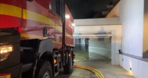 Camión de la UME con bombas de achique en acción