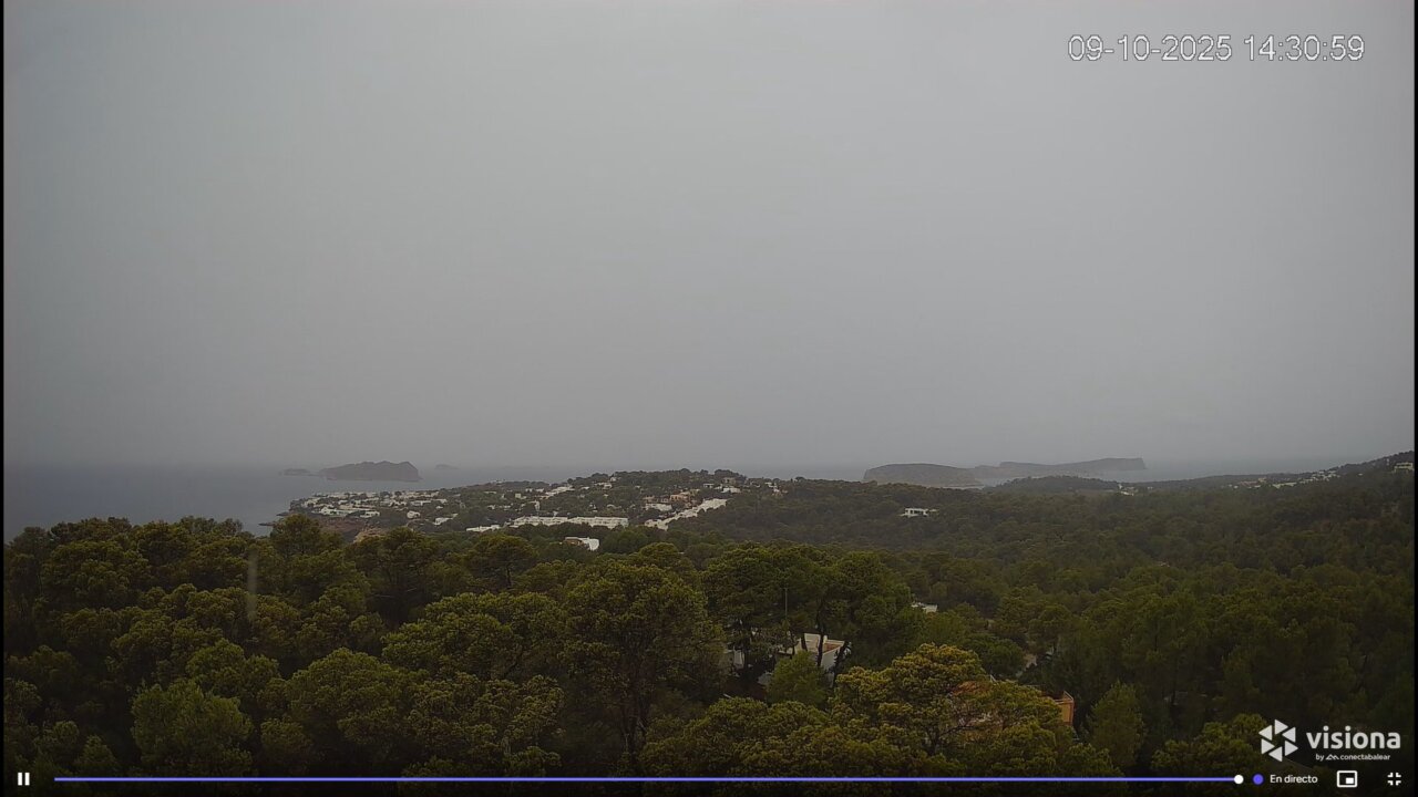Vista de Cala Tarida durante la DANA Alice en Ibiza con lluvia