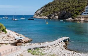 Vista de Cala Llonga con barcos y muelle en Ibiza