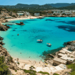 C&oacute;mo elegir playa en Ibiza seg&uacute;n la ocupaci&oacute;n, el oleaje y la temperatura del agua