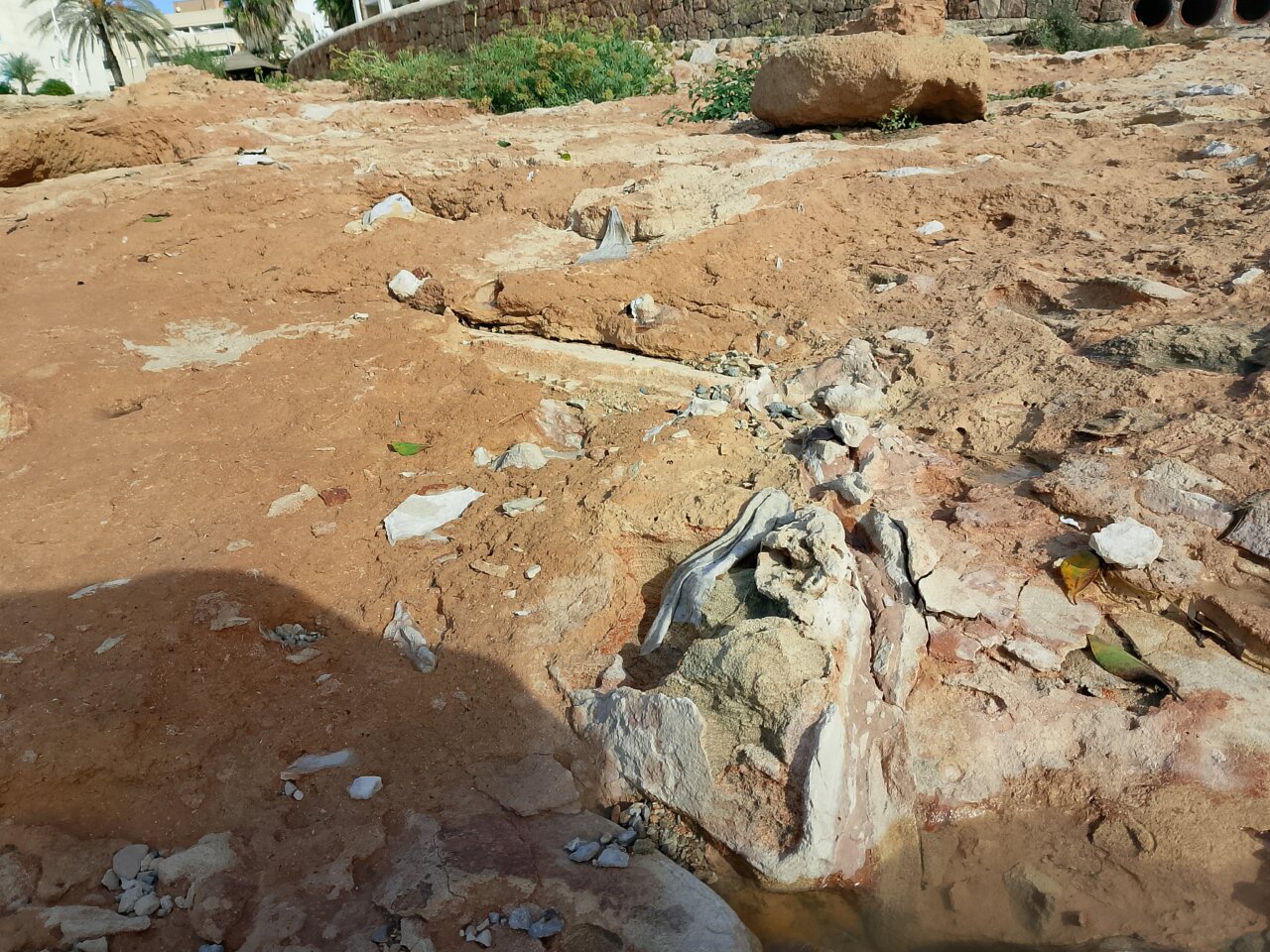 Vista de la orilla de Caló des Moro con residuos y desechos visibles