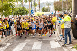 Participantes en la carrera solidaria Camina amb el Càncer en Sant Antoni