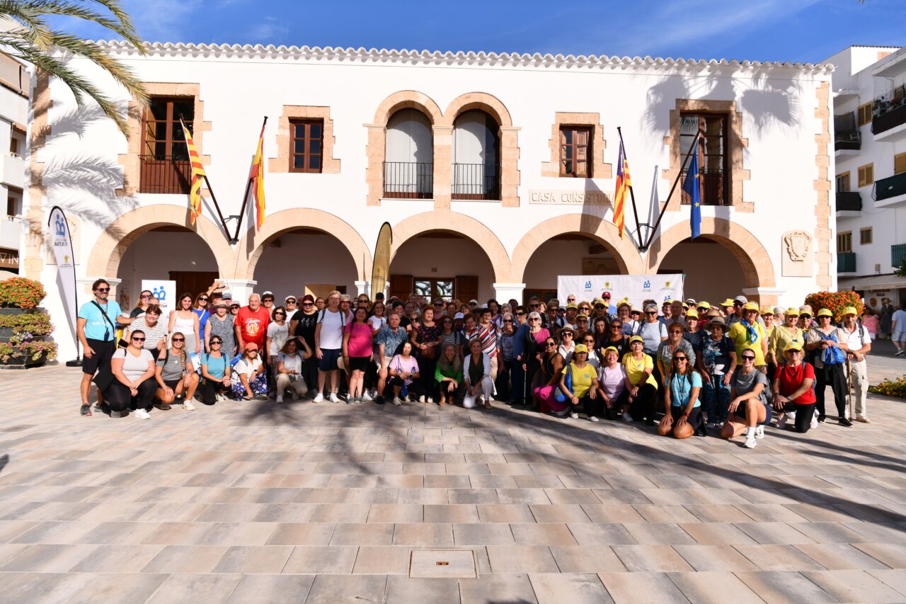 Grupo de adultos mayores en la caminata cultural Temps d'Or en Santa Eulària