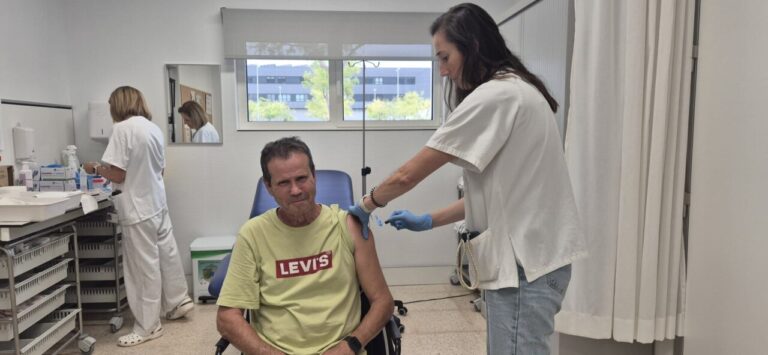 Paciente recibiendo vacuna contra la gripe en un centro de salud