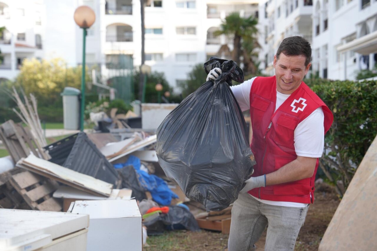 Voluntario de Cruz Roja recogiendo residuos en Ibiza tras tormenta