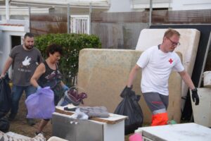 Voluntarios retirando enseres y residuos voluminosos en Ibiza