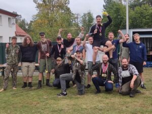 Grupo de campeones de tiro con honda en Polonia celebrando con medallas