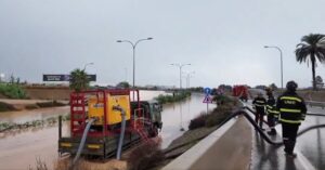 Equipo de emergencia trabajando en una inundación en la carretera