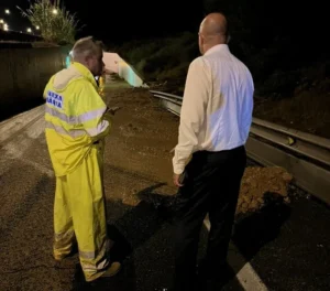 Vicent Mar&iacute; junto a un operario de Xarxa Viaria esta noche.