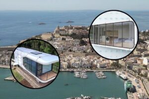 Vista de casas cápsula inteligentes en Ibiza junto al mar