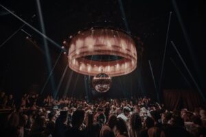 Interior de Chinois Ibiza con luces y una bola de discoteca