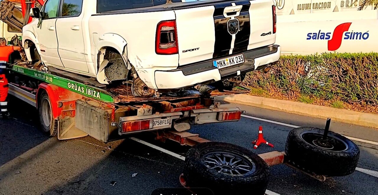 Accidente entre dos todoterrenos en la carretera del aeropuerto de Ibiza.