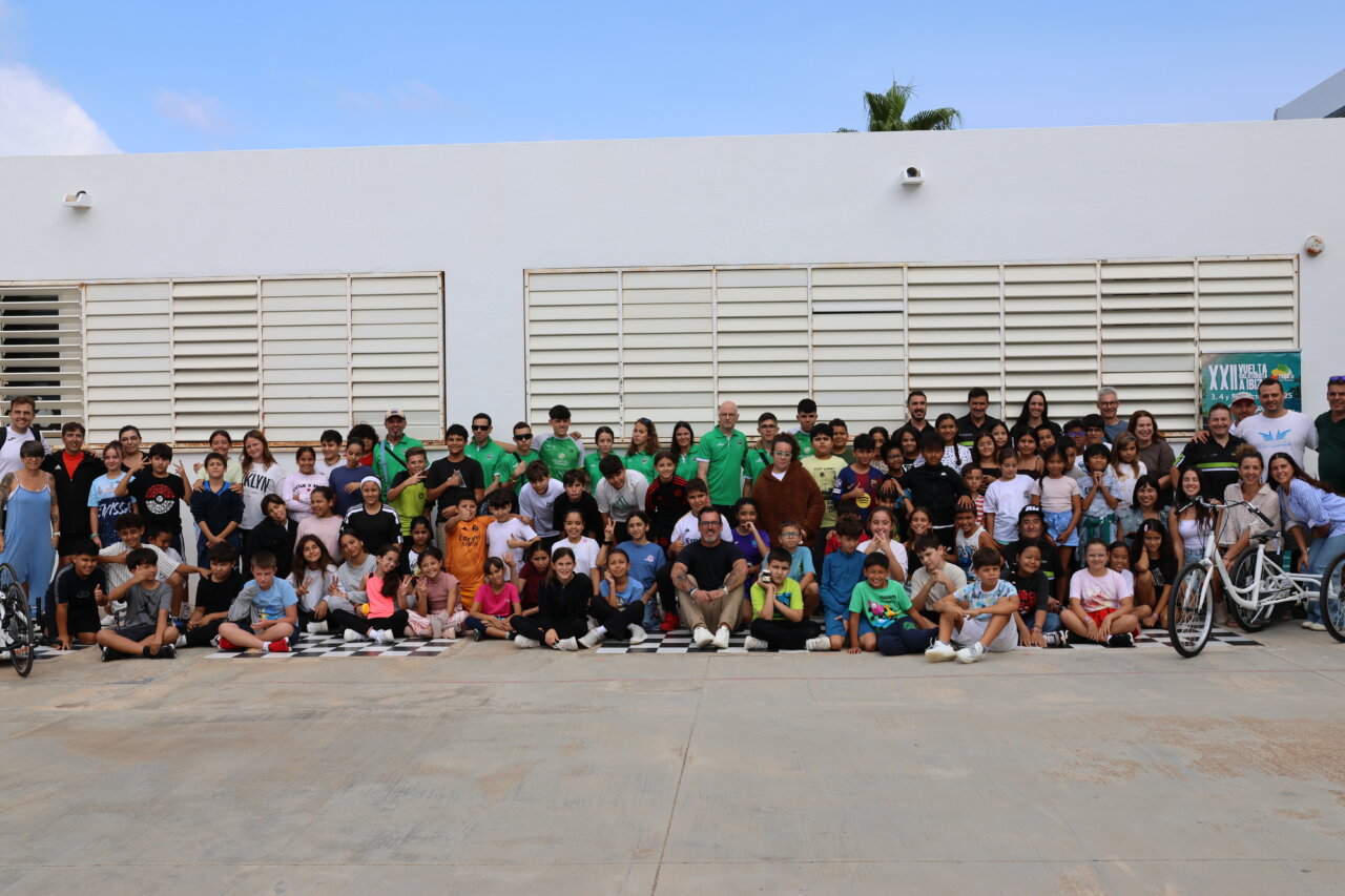Grupo de niños y adultos en jornada educativa de ciclismo adaptado