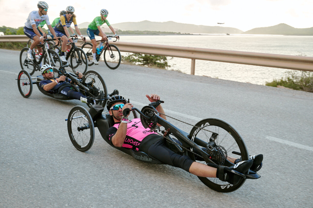 Ciclistas en la Vuelta Cicloturista Ibiza 2025, incluyendo un ciclista en handbike.