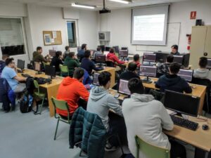 Estudiantes en un aula de inform&aacute;tica durante una clase