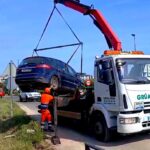 Coche siendo retirado por grúa tras inundación en Ibiza
