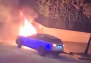 Coche incendiado en la calle Campanitx de Ibiza