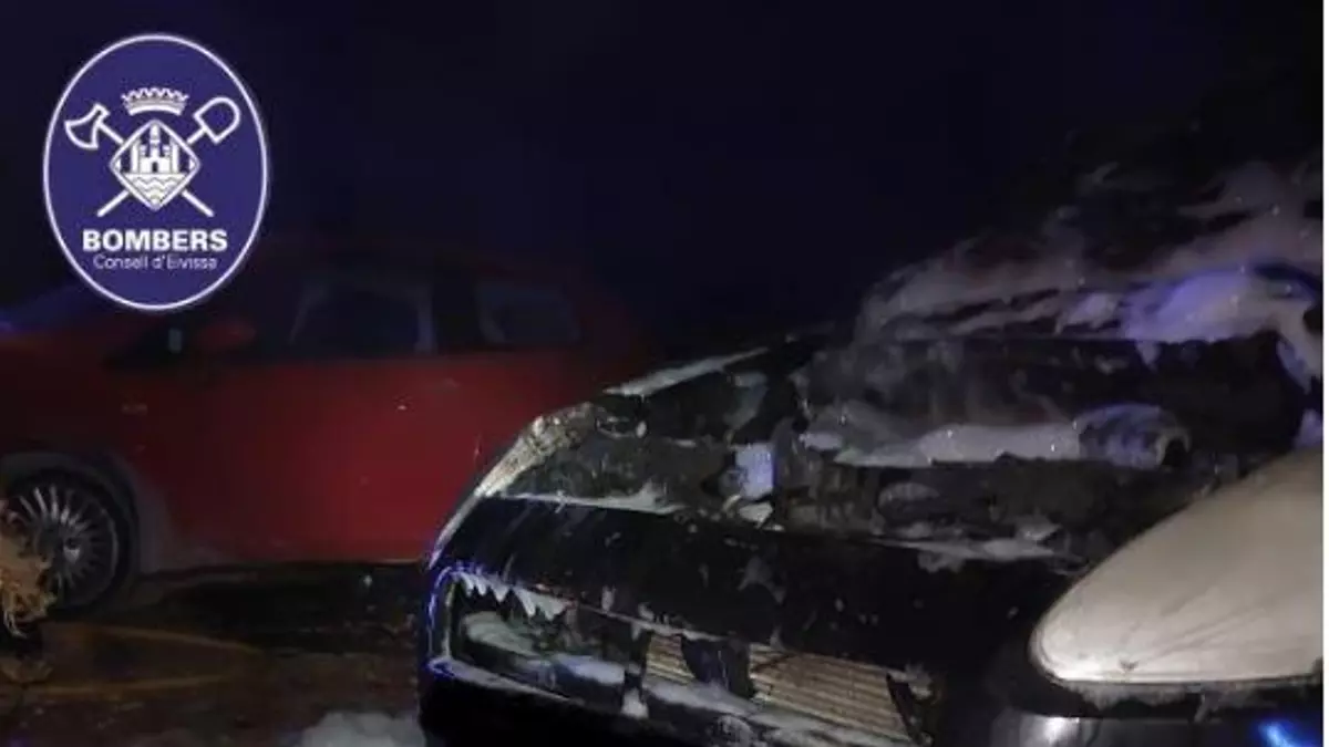 Coche negro dañado por un incendio en la noche