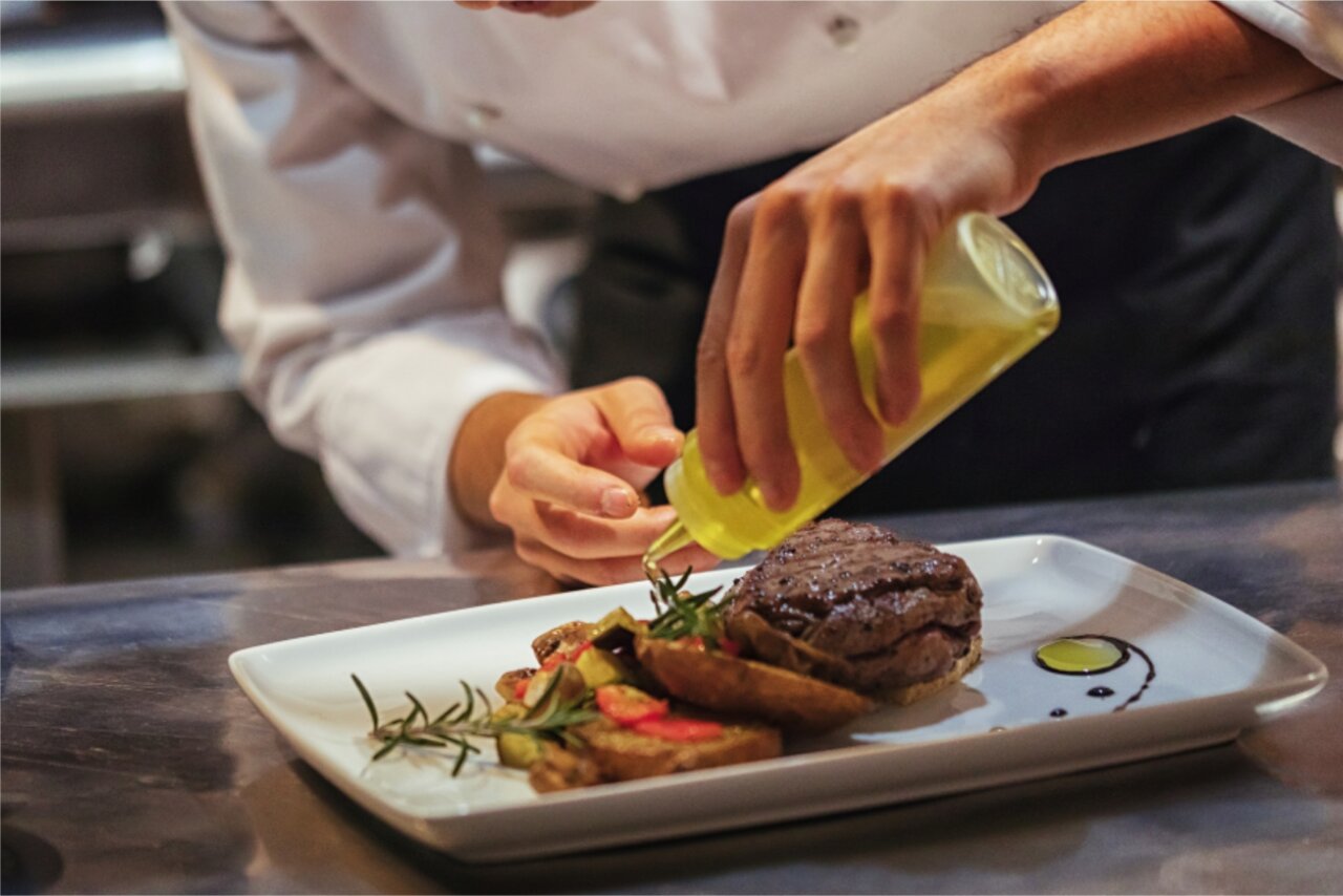 Chef preparando un plato en la Escuela de Hosteler&iacute;a de Ibiza